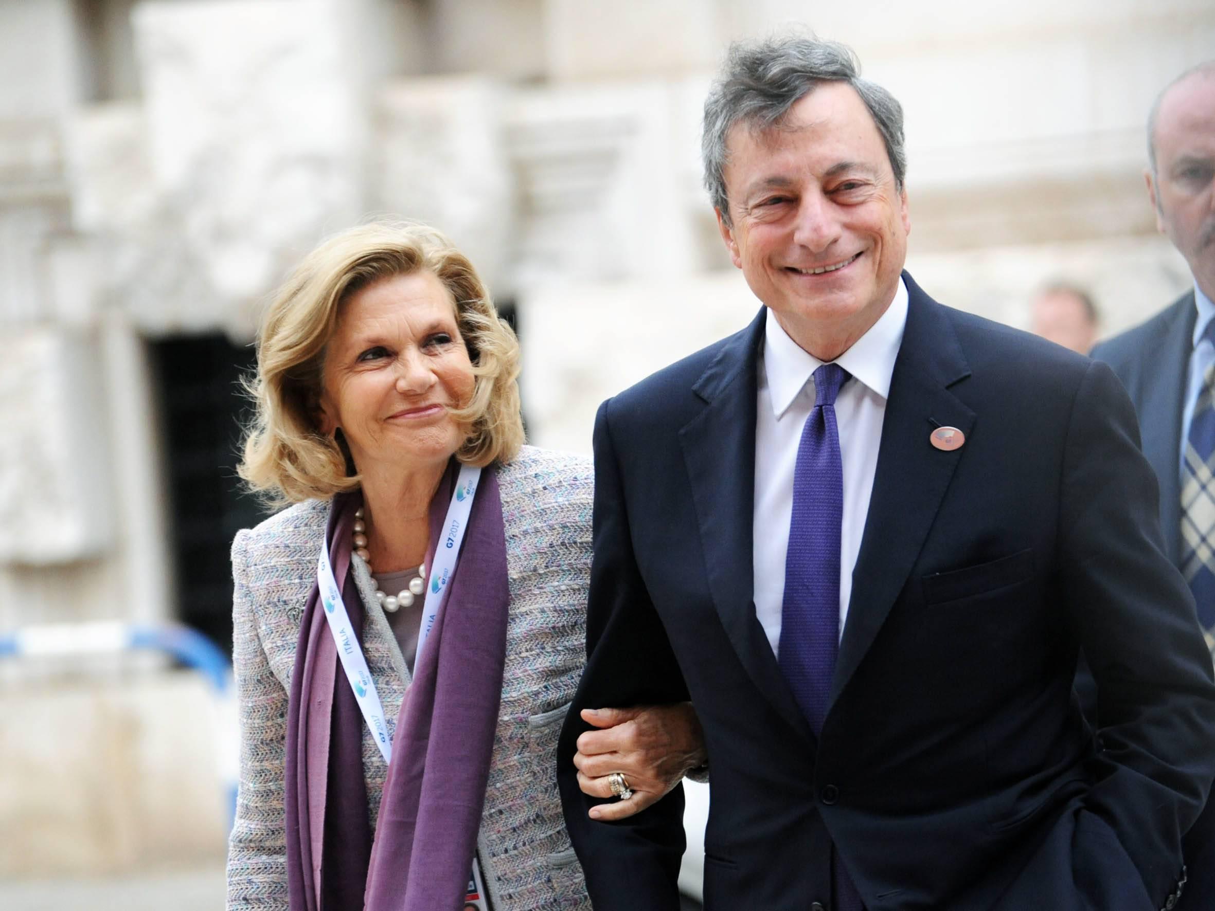 Mario Draghi con la moglie (Fotogramma)