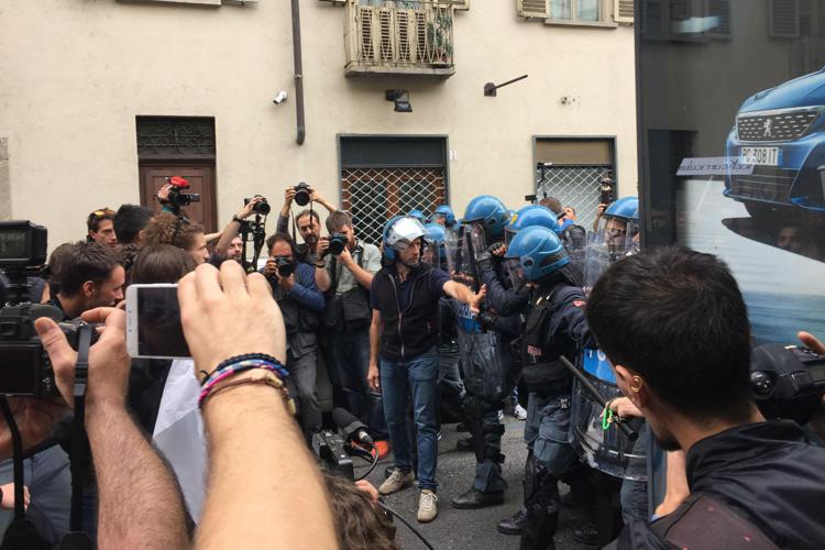 G7, tensioni con polizia a corteo studenti