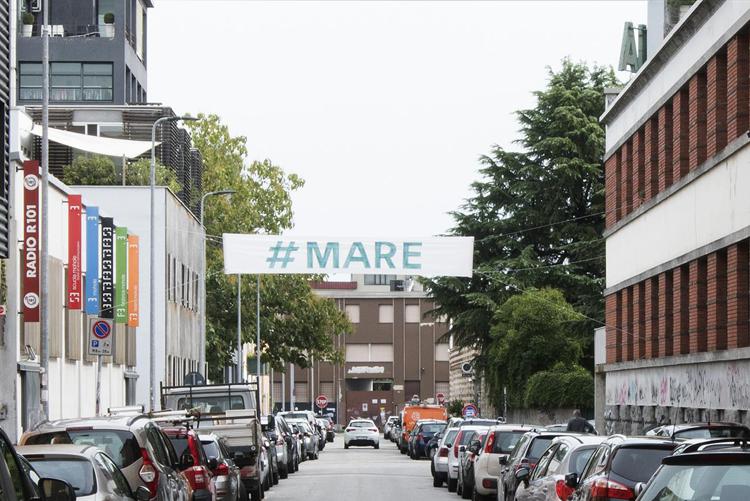 Milano: Lambrate, installazione urbana con le parole dipinte e hashtag