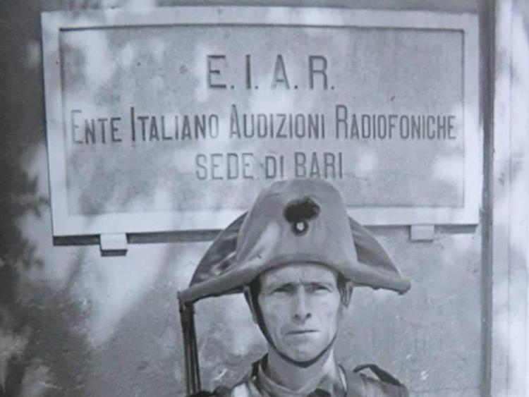Piantone di fronte alla sede dell'ente italiano audizioni radiofoniche