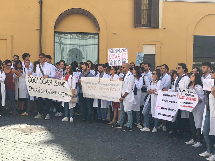 La protesta dei giovani medici oggi a Roma - AdnKronos Salute