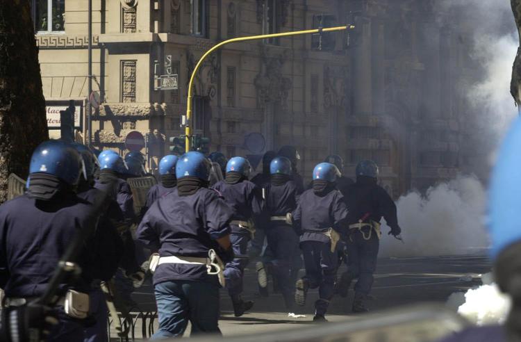 Carica della Polizia durante il G8 di Genova (Fotogramma)