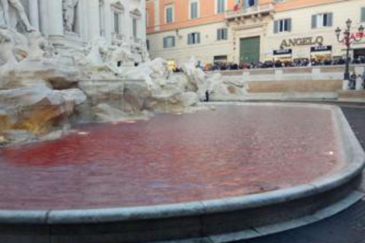 Fontana di Trevi rosso sangue