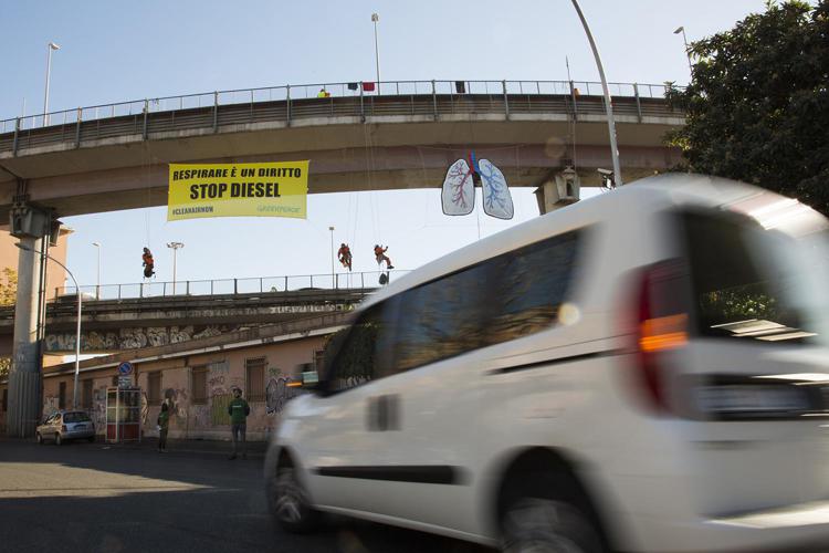 Smog: azione Greenpeace a Roma sulla tangenziale Est