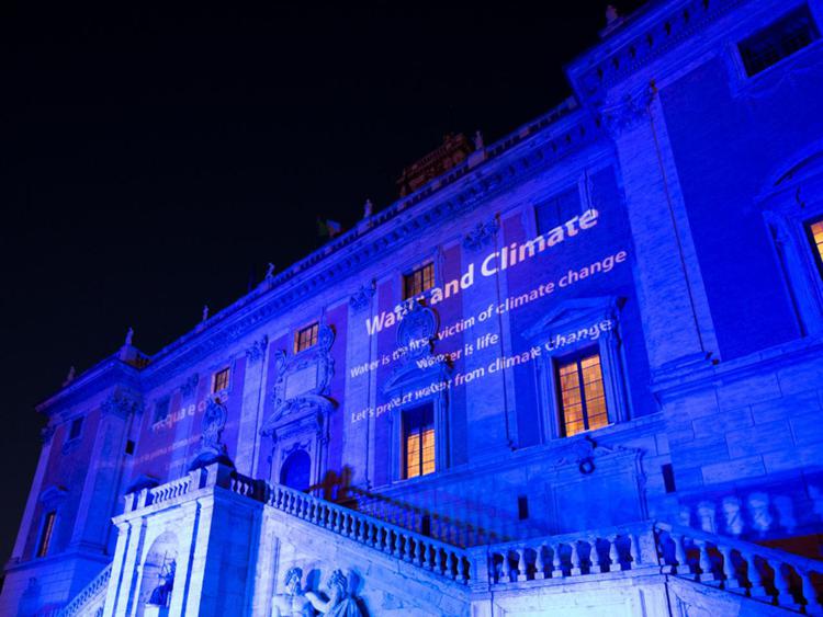 Acqua e clima, le fontane di Roma illuminate di blu
