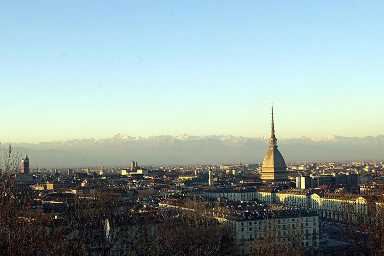 Torino assediata dallo smog (Foto Fotogramma)