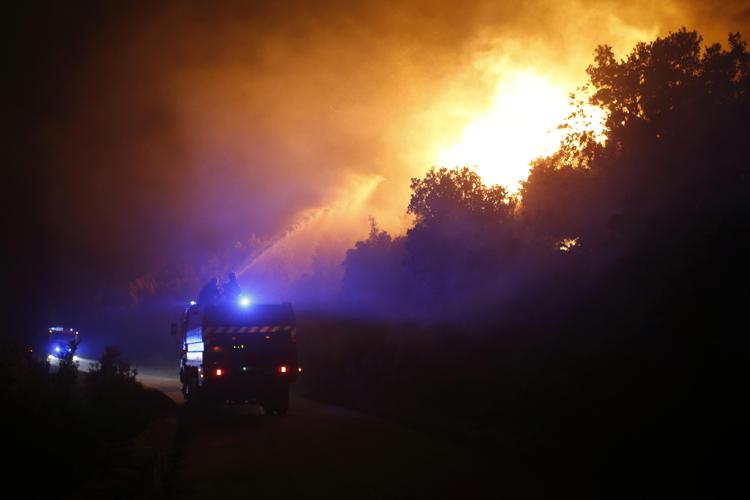 Vigili del fuoco in azione in Corsica (AFP PHOTO)
