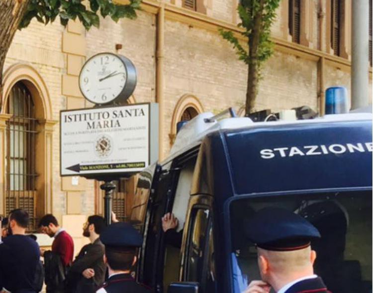 Roma, si lancia dalle scale: 13enne suicida a scuola