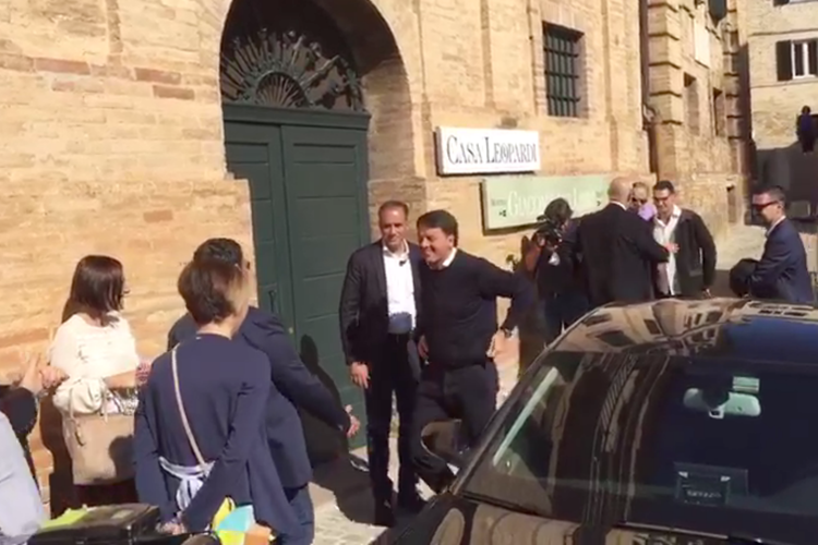 L'arrivo di Matteo Renzi a Recanati (Foto AdnKronos) - ADNKRONOS