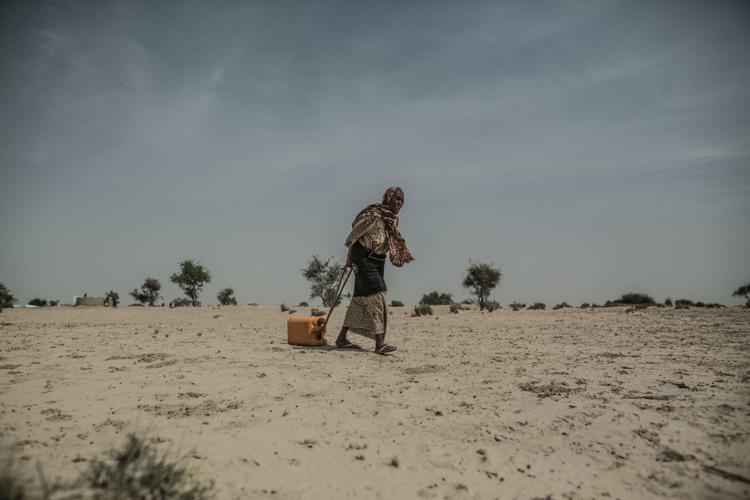 Ousma Yassim, arrastra un bidón con agua en el asentameinto de Manara. - (Pablo Tosco/Oxfam Intermón)