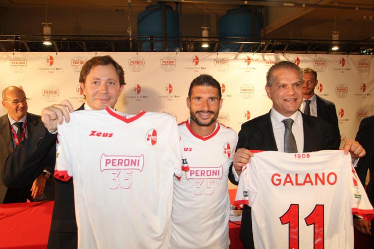 Peroni birra ufficiale del Bari, sponsor su maglia biancorossa