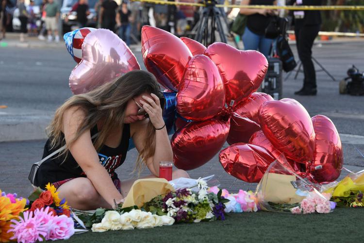Una ragazza sul luogo della strage di Las Vegas (AFP)  - AFP