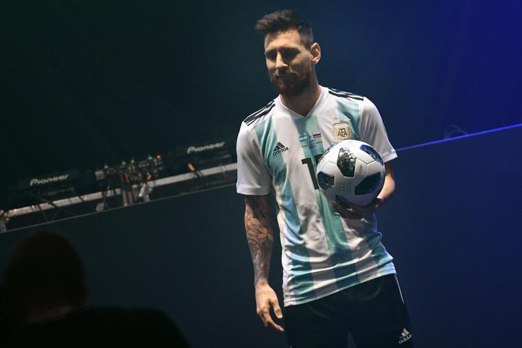 Lionel Messi  posa con il Telstar 18 (Afp) - AFP