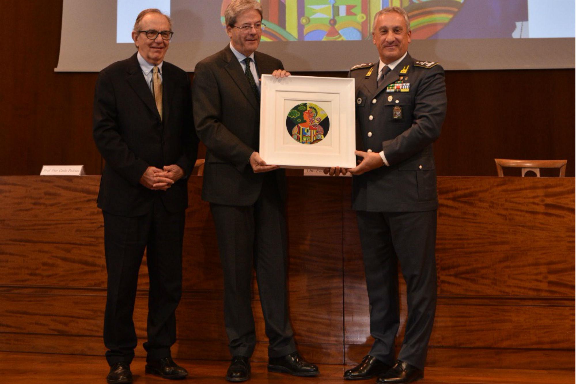 Padoan, Gentiloni e il Comandante generale della Guardia di Finanza, Giorgio Toschi (Ufficio Stampa Comando Generale GdF)