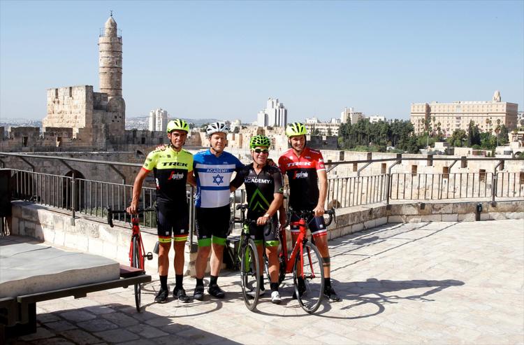 Da sinistra Alberto Contador, Nir Barkat, Sylvan Adams e Ivan Basso a Gerusalemme (FOTOGRAMMA)