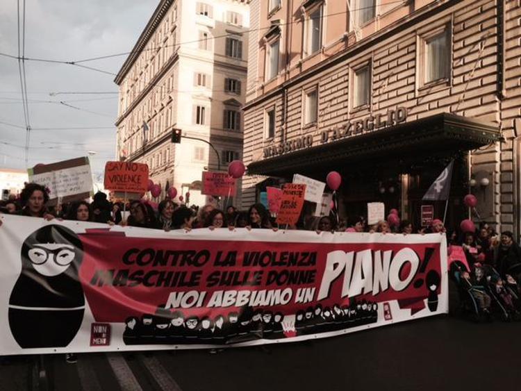 'Siamo 150mila', a Roma donne sfilano contro violenza