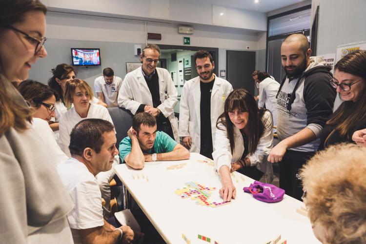 Pazienti, medici e infermieri della Neuroriabilitazione giocano all'Irccs Pavia Boezio (foto Maugeri)