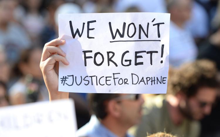 Un cartello per ricordare la giornalista uccisa: 'We won't forget! Justice for Daphne' (AFP PHOTO)