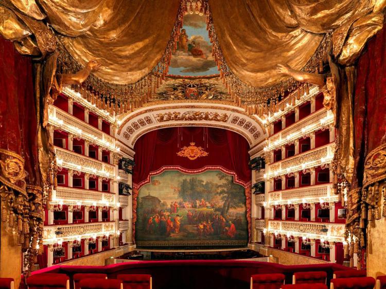 La sala del San Carlo di Napoli vista dal palco reale