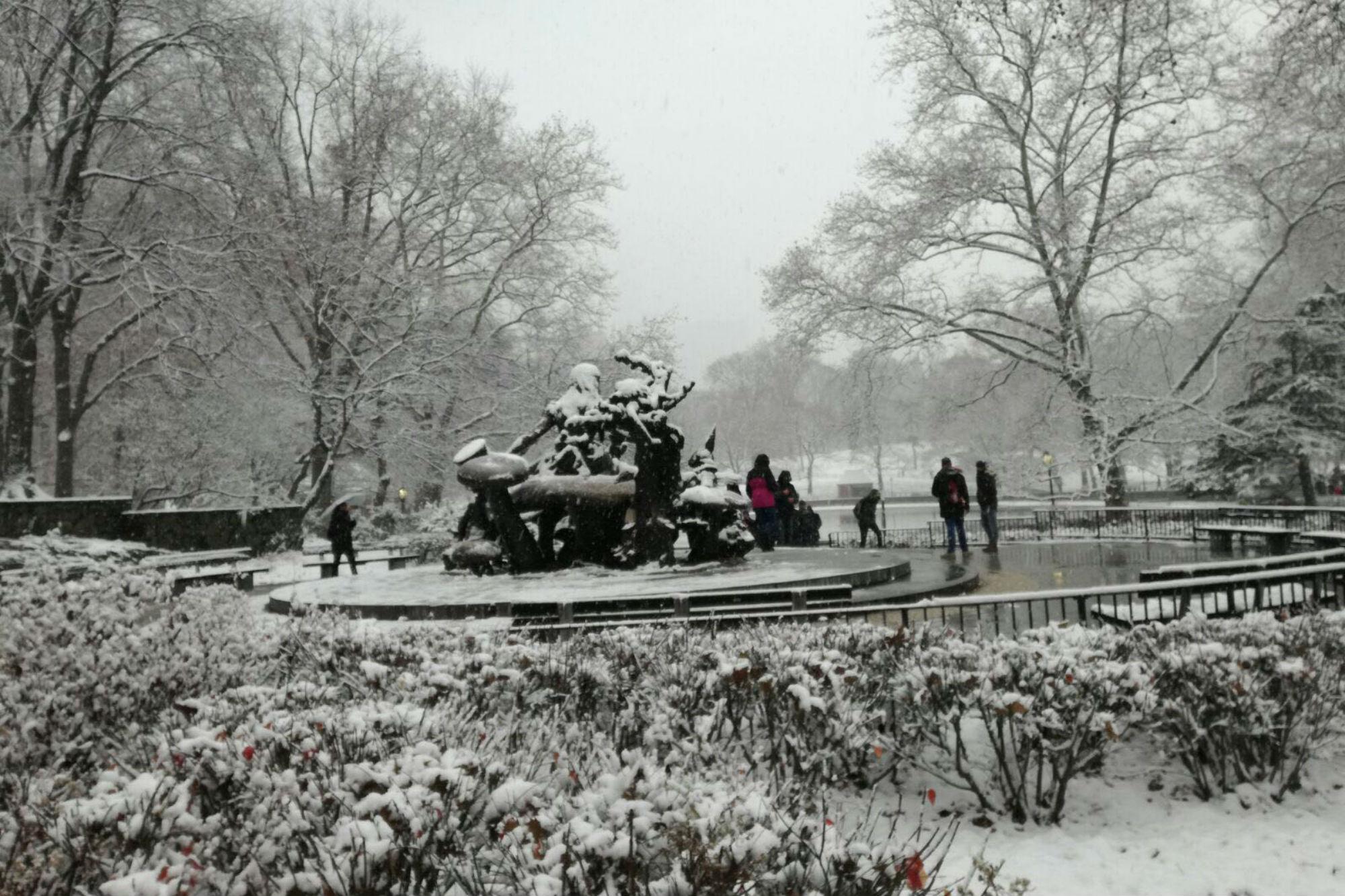 La fontana di Central Park sommersa dalla neve (Foto Valter Chiappa)