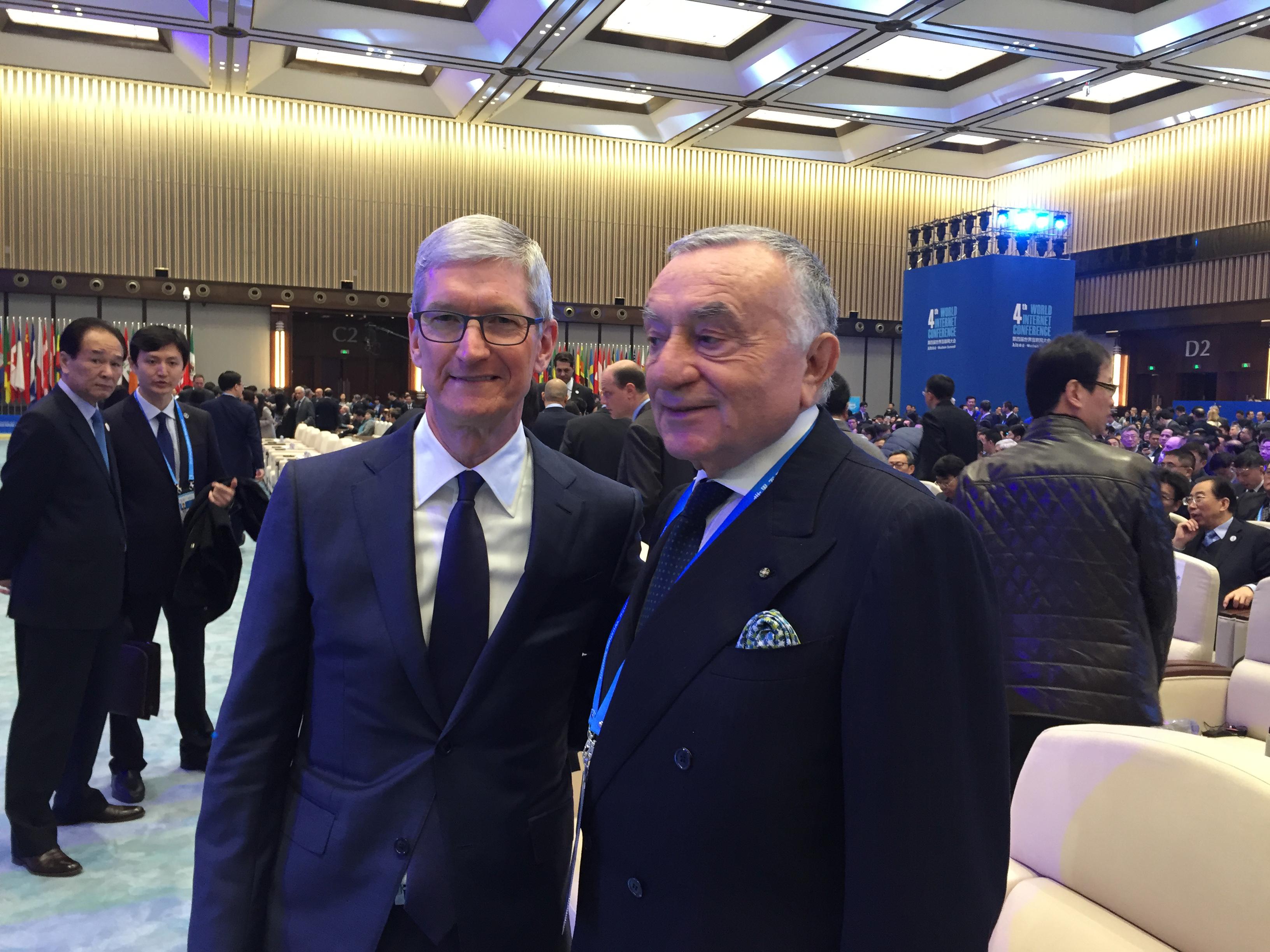 L'editore Giuseppe Marra e Tim Cook, CEO di Apple Inc. (foto AdnKronos)