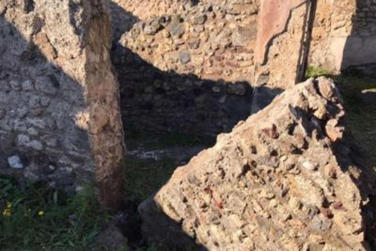 La porzione di muro che ha ceduto a Pompei nella Casa della Caccia ai Tori