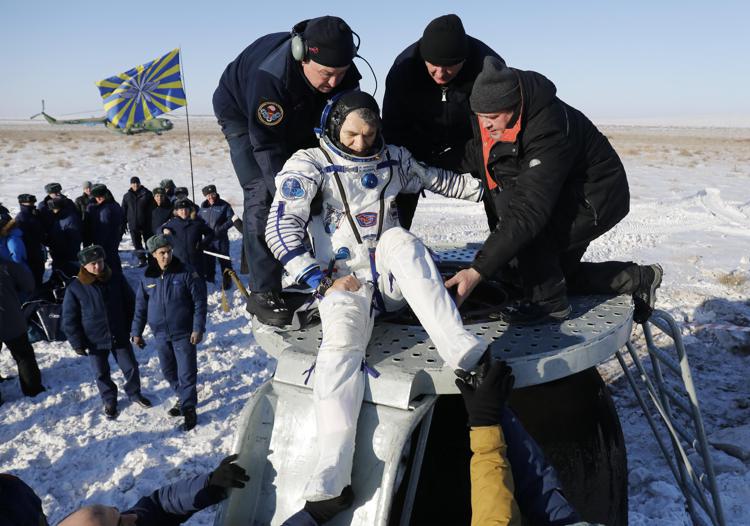 Paolo Nespoli viene aiutato ad uscire dalla Soyuz atterrata in Kazakhstan (AFP PHOTO)