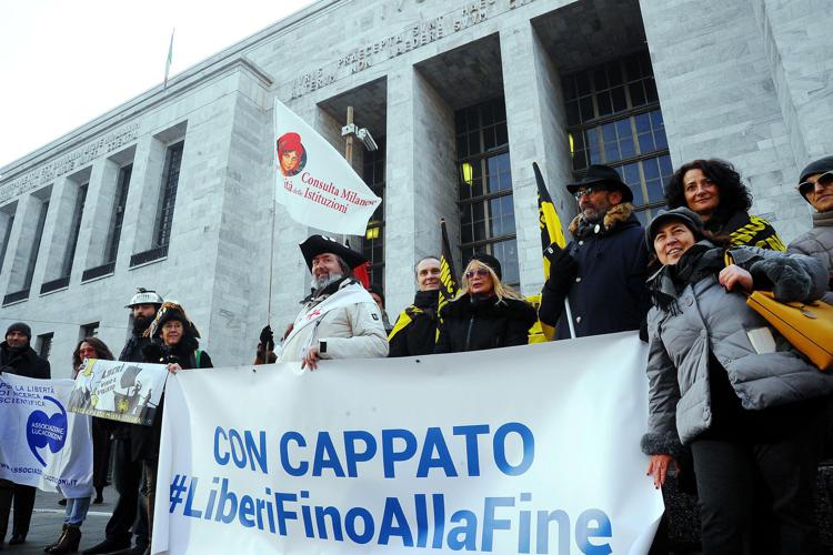 Manifestazione pro Cappato all'esterno del Tribunale di Milano dove si sta celebrando il processo per il caso del suicidio assistito di DJ Fabo (FOTOGRAMMA)