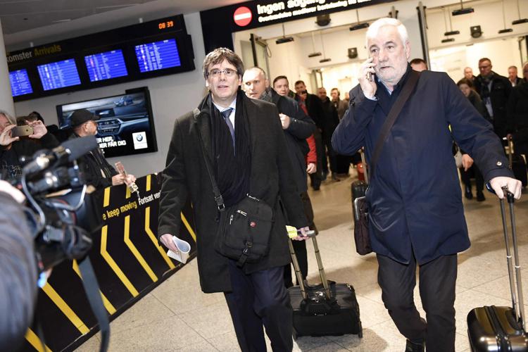 Carles Puigdemont (a sinistra) all'aeroporto di Copenhagen nel gennaio scorso (AFP)