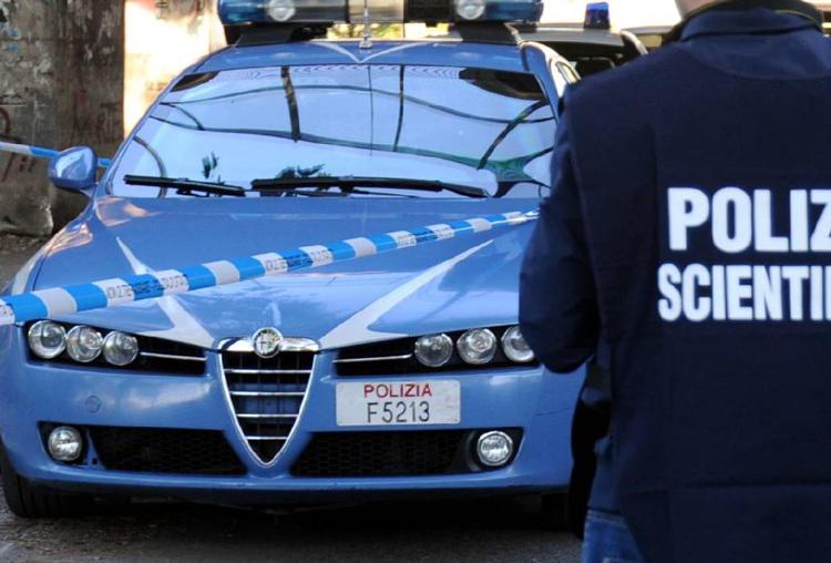 Roma, punta pistola carica contro poliziotti