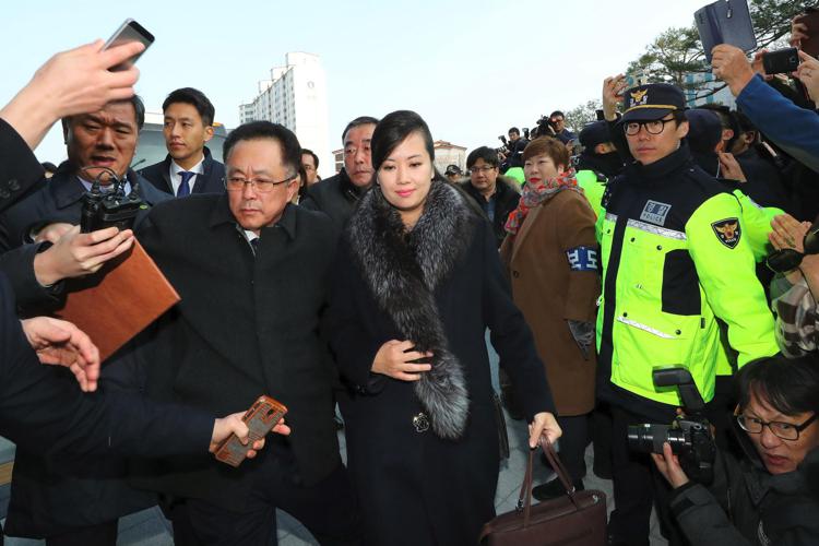 La delegazione di Pyongyang arriva nella città di Gangneung, in Corea del Sud. Nella foto, al centro, la cantante e leader della band nordcoreana Moranbong, Hyon Song-wol (Afp)