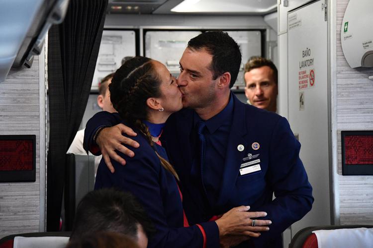 Paula e Carlos si baciano dopo essere stati uniti in matrimonio da papa Francesco (AFP PHOTO)