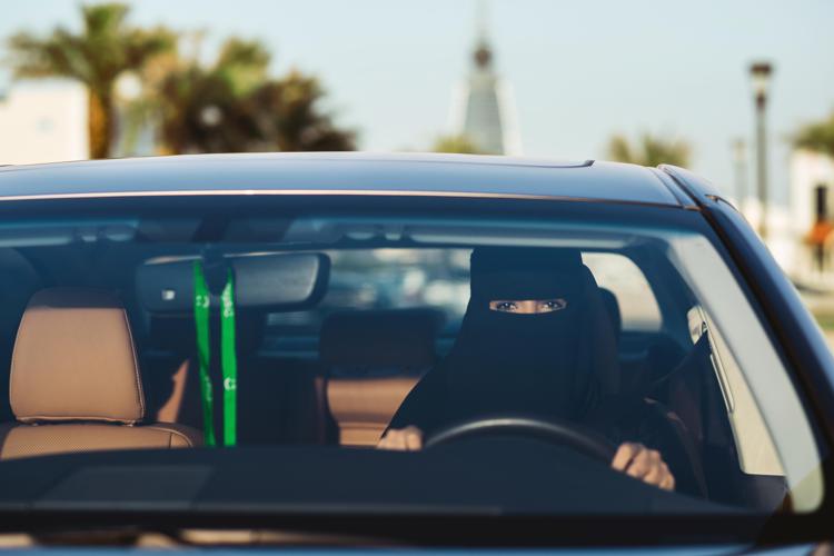 Arabia Saudita, 10mila 'capitane' al volante: auto diventa rosa