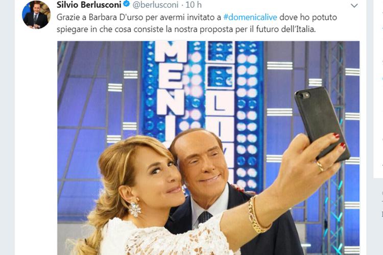 La foto postata su Twitter da Berlusconi