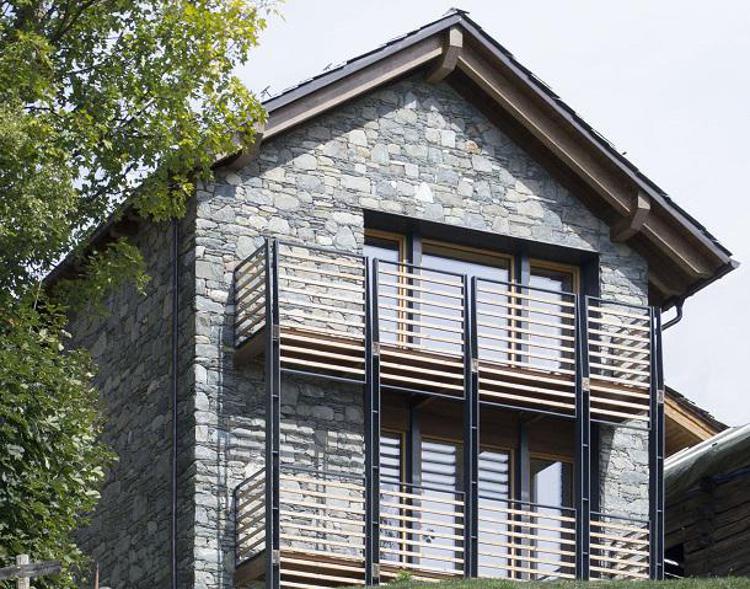 Design: materiali naturali e riuso per casa di montagna senza riscaldamento