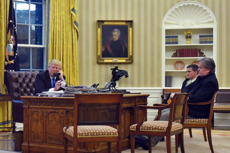 Donald Trump con Steve Bannon (a destra) e Michael Flynn alla Casa Bianca (AFP PHOTO)