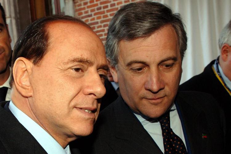 Antonio Tajani con Silvio Berlusconi (FOTOGRAMMA)