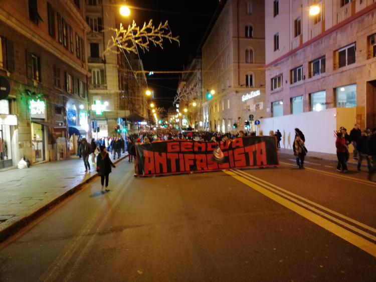 Genova, tensione al corteo antifascista
