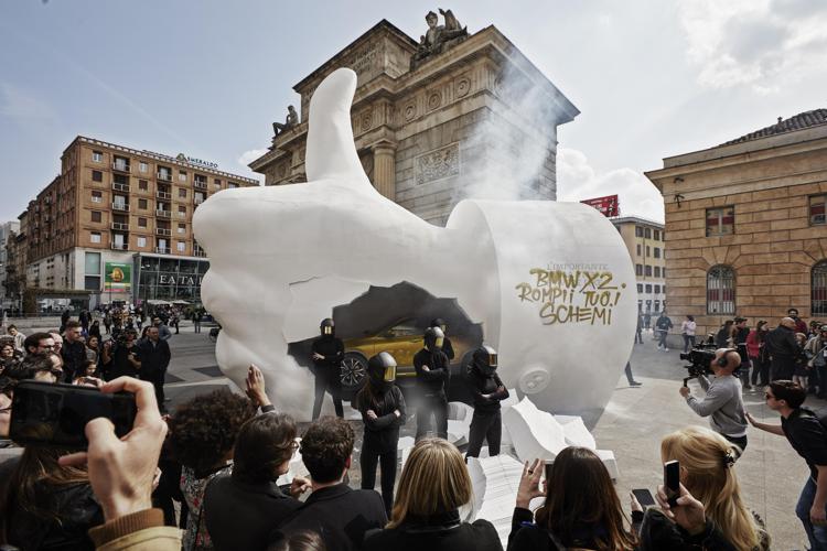 Svelato il mistero del 'Like Gigante' apparso a Milano