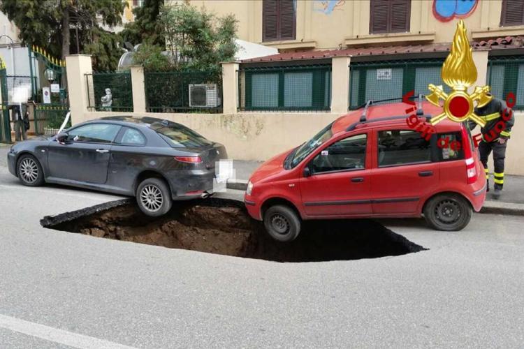 Roma, auto in bilico sulla maxi voragine