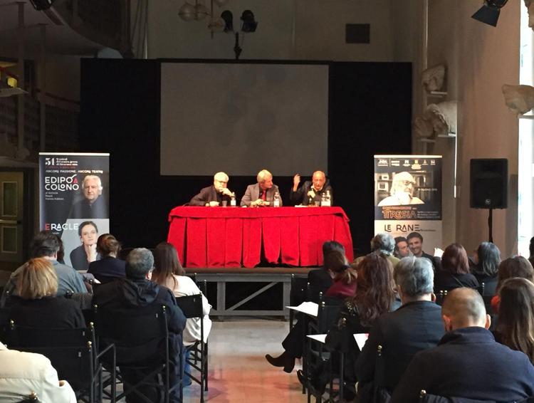 La conferenza stampa al Teatro Argentina di Roma per presentare il Festival del Teatro Greco di Siracusa. Da sinistra Roberto Andò, Pierfrancesco pinelli, Giampiero Solari 