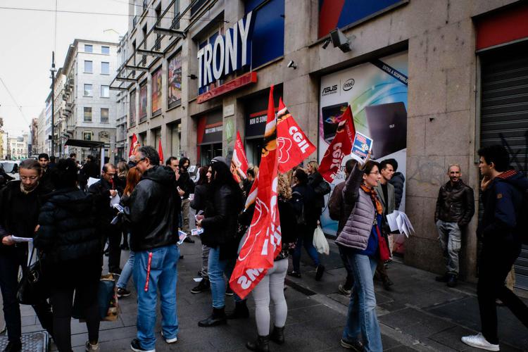 Manifestazione dei lavoratori davanti a un negozio (Fotogramma)