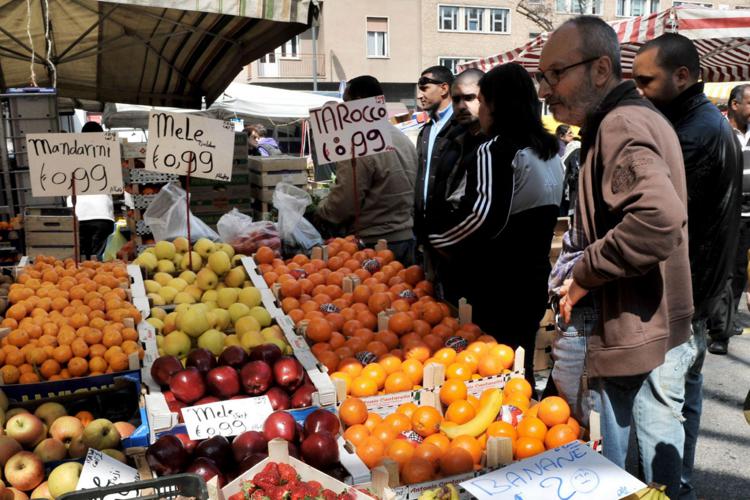 Banco della frutta al mercato (Fotogramma)