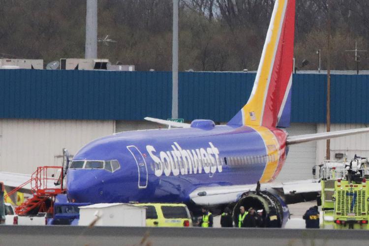 L'aereo Southwest Airlines dopo l'atterraggio di emergenza a Filadelfia (AFP PHOTO)