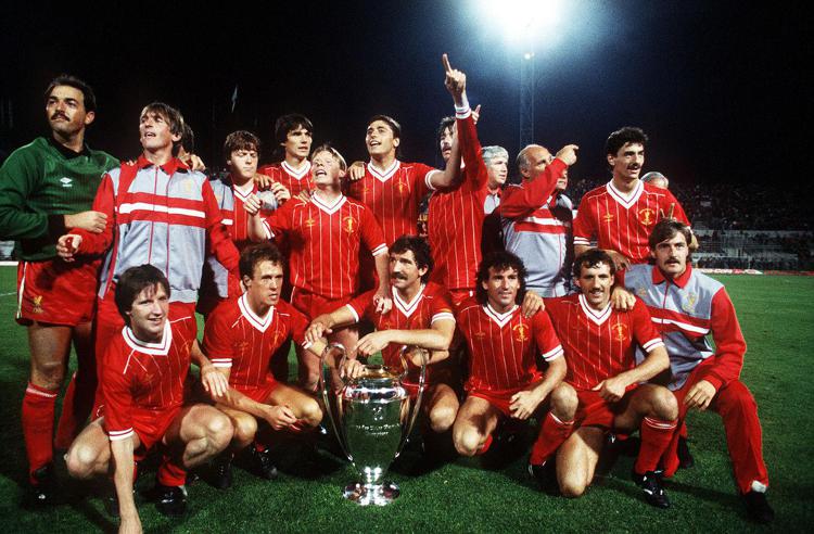 I calciatori del Liverpool in posa con il trofeo della Coppa dei Campioni 1983-1984 (Foto Wikipedia)