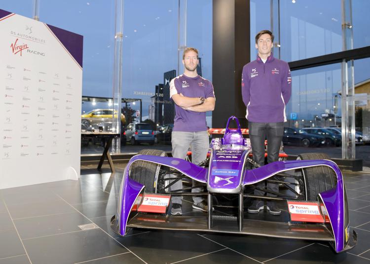 I due piloti del team Ds Virgin Racing Sam Bird e Alex Lynn con la monoposto di Formula E