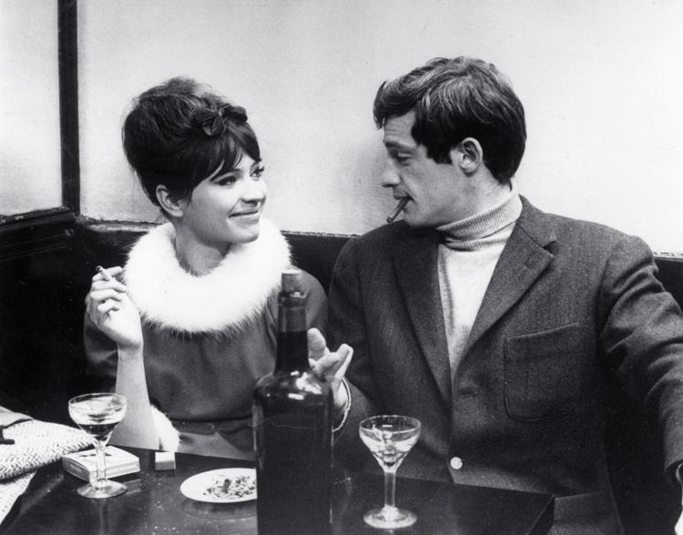 Jean-Paul Belmondo con Anna Karina in 'La donna è donna'di Jean-Luc Godard  (Fotogramma) - FOTOGRAMMA