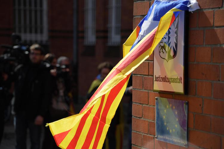 Bandiera catalana all'uscta del carcere di Neumuenster (FOTOGRAMMA)