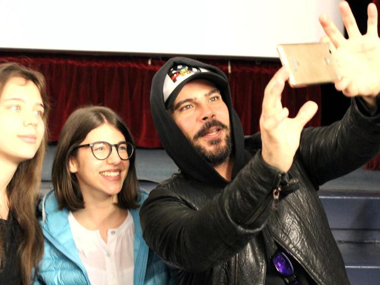 Marco D'Amore impegnato in un selfie    