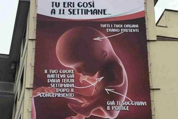 Mega manifesto anti aborto a Roma: bufera social